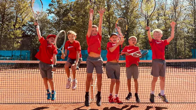 Über ihren Sieg und die Meisterschaft in der Bezirksliga jubeln die NBV-U 10 Jungen (von links nach rechts): Lennart Ottosson, Maximilian Nalenz, Paul Schoch, Leonard Mahr, Anton Lömker und Leonard Stuers.  | Foto: Ihlo (Netzballverein)