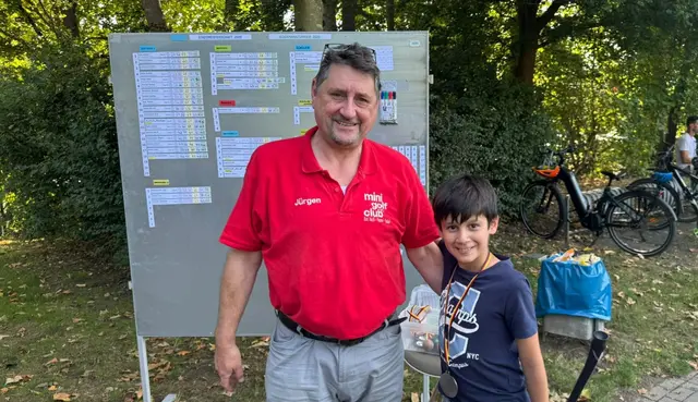 Jürgen Schäfer (Geschäftsführer, l) überreicht Can-Joscha Henke seine Medaille als bester Hobbyschüler.