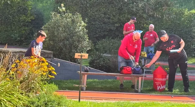 Spielen, notieren und vorbereiten an Bahn 15. 