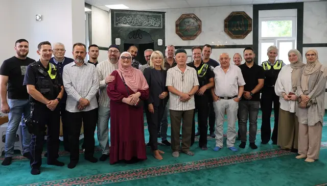 Gruppenbild mit Polizeipräsidentin während der AnsprechBAR an der Moschee der Islamischen Gemeinschaft der Bosniaken | Foto: Polizeipräsidium Recklinghausen