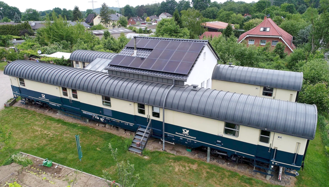 Wohnen unter Einbeziehung ehemaliger Eisenbahnwaggons der deutschen Bundespost. Zu besichtigen in Marl. Foto: Marco Stepniak 