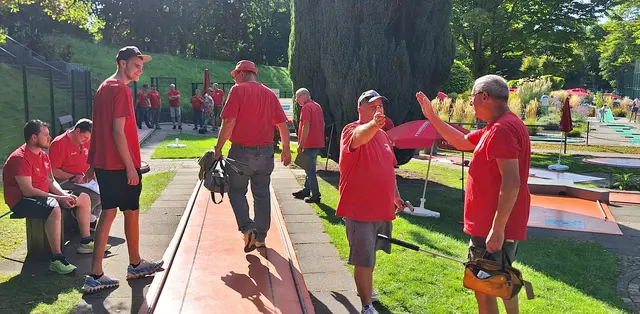 Glückwünsche unter Stadtmeistern: Peter Wallbaum (l) und Herbert Otto (r).
