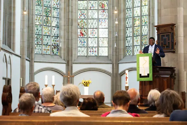Prof. Dr. Lorenz Narku Laing hielt eine bewegende Kanzelrede mit nachdenklichen, fordernden, kritisierenden und ermutigenden, aufmunternden Worten.
Foto: Bartosz Galus