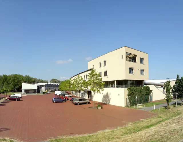 Das Bottroper Gründerzentrum liegt auf dem ehemaligen Zechengelände Prosper III. Die Hochschule Ruth West ist dort seit einigen Jahren Mieterin.  | Foto: RAG