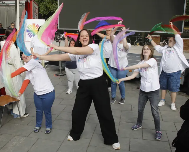 Die Tanzfreunde Oberhausen zeigen beim Caritas-Bürgerfest, was inklusive Gemeinschaft bedeutet.  | Foto: Caritasverband Oberhausen e.V / Kerstin Bögeholz