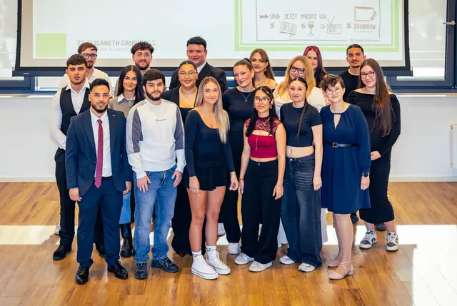 22 Pflegefachassistenten haben erfolgreich ihr Examen bestanden und freuen sich nun auf neue berufliche Herausforderungen. | Foto: Martin Leclaire