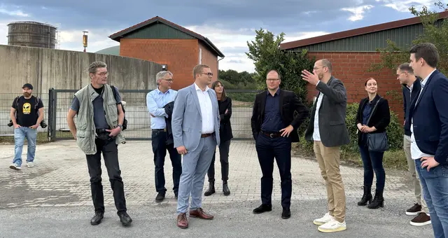 Auf dem Hof Miermann in Kirchhellen: Umweltminister Carsten Schneider (5.von rechts) besichtigt die Biogas-Anlage. Landwirt Johannes Miermann (4. von rechts) erläutert seine Ausbaupläne. | Foto: nj