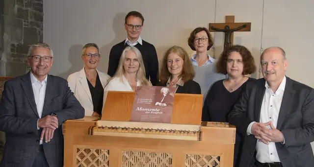 In der Essener Marktkirche präsentierten Kirchenmusikerinnen und Kirchenmusiker, Förderer, Superintendentin und Kreiskantor das diesjährige Programm der Reihe „Momente der Ewigkeit“ – v.li.n.re. Dirk Gersie (Geschäftsführer der Adolphi-Stiftung, Marion Greve (Superintendentin des Kirchenkreises Essen), Annette Wagner (Kirchengemeinde Kupferdreh), dahinter Andy von Oppenkowski (Kirchengemeinde Altstadt und Künstlerischer Leiter des Forums Kreuzeskirche), Imke Nörtemann (Kirchengemeinde Bergerhausen), Stefanie Westerteicher (Kirchengemeinde Altstadt, Auferstehungskirche), Ulrike Jerosch (Lutherkirchengemeinde Altendorf) und Kreiskantor Thomas Rudolph. | Foto: Kirchenkreis Essen/Alexandra Roth