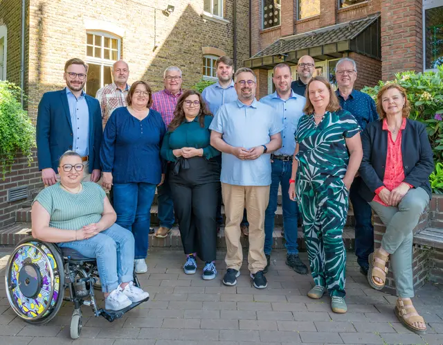 Die Kandidatinnen und Kandidaten der SPD Hünxe zur Gemeinderatswahl mit Jan Scholte-Reh (1. Reihe, mittig). | Foto: Stefan Weber