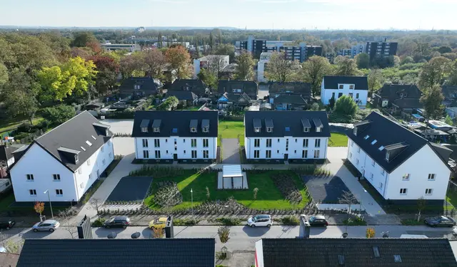 BU:
Nach umfangreichen baulichen und energieeffizienten „Revitalisierungsmaßnahmen“ ist der Wohnkomplex an der Bastenstraße in Neumühl ein Vorzeigequartier geworden.
Foto: Sparkasse Duisburg 
