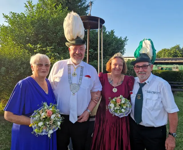 Vor zwei Jahren gaben Thomas und Melanie Wittfeld (Bildmitte) den "Schützenstab" weiter an Erwin Reich (r.) und seine Frau Karin, die beim bevorstehenden St. Hubertus-Schützenfest selbst das scheidende Königspaar sind.
Foto: Hubertus Hamborn