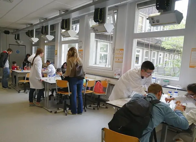 Das Labor und unser wissenschaftliches Team wartet auf neugierige Forscherinnen und Forscher! | Foto: co KITZ.do