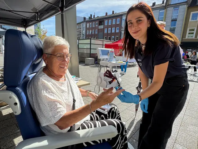 Mitarbeitende aus der Pflege des EvK haben im Rahmen der Seniorenmesse Gesundheitspässe ausgestellt. Diese umfassten unter anderem eine Blutzuckermessung. 