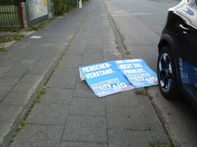 Herumfliegendes Wahlplakat der AfD, zum Zeitpunkt der Bildaufnahme auf einem Fahrradweg in Wesel-Feldmark, kurz zuvor mittig auf der Straße liegend. | Foto: Siegmund Walter, 11.09.2025, 13:36 Uhr