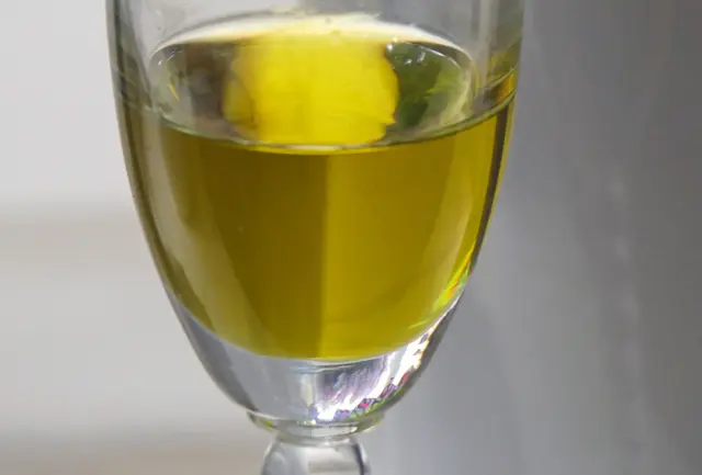 Verlässlicher als die Farbe ist für das Erkennen guter Olivenöle der harmonische angenehme Duft nach frisch geschnittenem Gras oder  Kräutern.
 Der Geschmack ist fruchtig, frisch, leicht bitter und scharf. An letzteres muss man sich erst gewöhnen, weil unser Gaumen das meist nicht kennt.