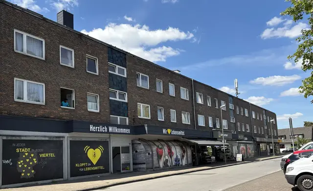 Hinter der Häuserzeile am Fuhlenbrocker Markt wird ein neues Gebäude für einen größeren Lebensmittelmarkt und für neue Wohnungen gebaut. Der jetzige Edeka-Markt kann dann dorthin umziehen. | Foto: nj