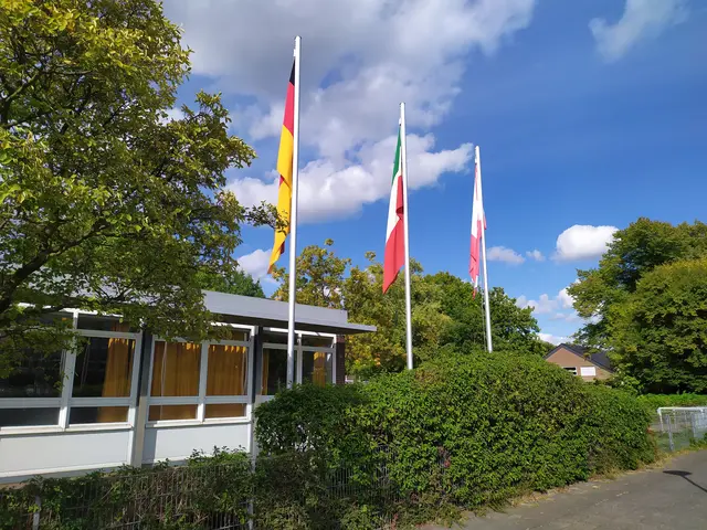 Wo Massten stehen, sind Bundes- Landes- und Stadtfahne gehisst