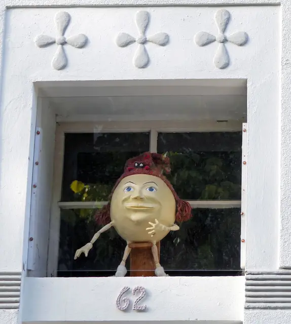 Das künstlerische Talent der Bewohner des Hauses Nummer 62 zeigt sich auch in der Gestaltung der Nische über der Haustür.