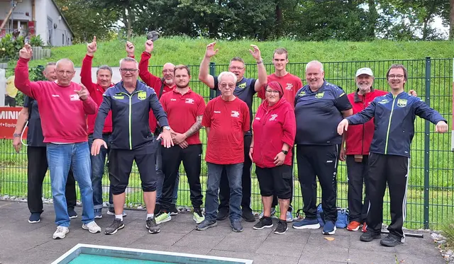 Die Teams aus Bad Bodendorf (graue Kleidung) und Wanne-Eickel (rote Kleidung).