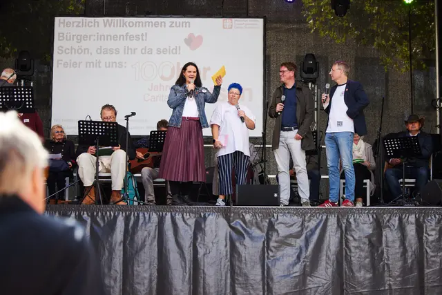 v.l.n.r: Bianca Mehanovic (Moderation), Denise von den Tanzfreunden Oberhausen (Moderation), Thomas Hanschen (Caritas-Vorstand) und Michael Kreuzfelder (Caritas-Vorstand) | Foto: Anna Spindelndreier 