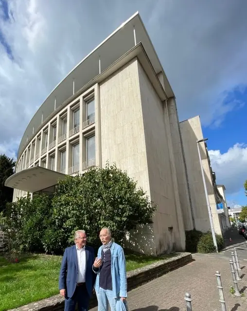 An der Ecke Delle / Ruhrstraße 3 diskutieren Oberbürgermeister von Mülheim Marc Buchholz und Dr. Reinhard Fingerhut auf dem Weg in die Ausstellung "WIR KÖNNEN UNS AUF NICHTS BERUFEN" | Foto: AIRL.MH