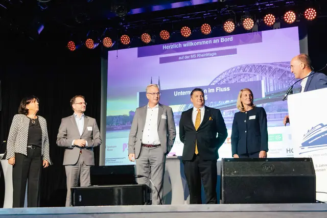 v.l.n.r.: Jutta Zülow, Vorstand der Zülow AG, Andreas Feicht, Vorstandsvorsitzender der RheinEnergie AG, Dirk Brügge, Kreisdirektor Rhein-Kreis Neuss, David Zülow, NRW-Vorstand von DIE FAMILIENUNTERNEHMER, Nina Luig, Geschäftsführerin der KD, Stephan Schneider, Vorstandsvorsitzender Digitale Stadt Düsseldorf | Foto: Fotos: Karina Vilenskaja, © Digitale Stadt Düsseldorf