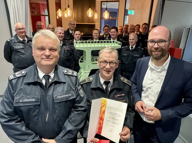 Stadtfeuerwehrverband Bochum e. V. Dirk Osadnik, Dr. Klaus Flucks, und  Stadtdirektor Sebastian Kopietz  
 | Foto: Stadt Bochum