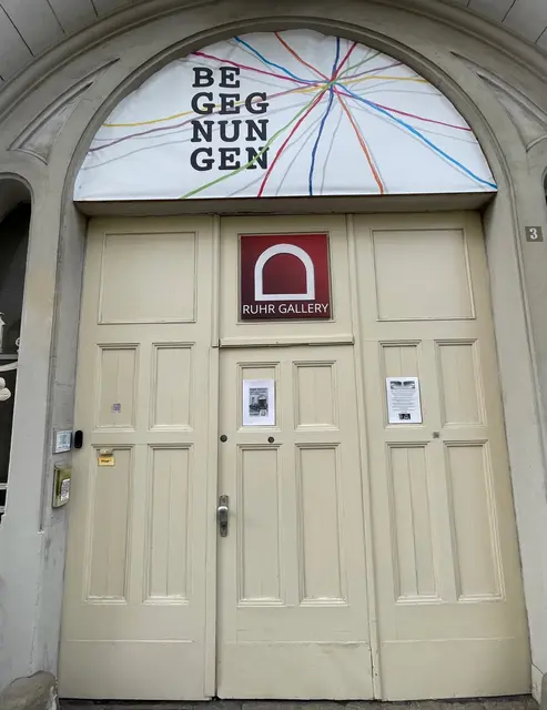 "Begegnungen" mit Kunst in der Villa Artis - das Eingangsportal des Stammhauses der Tengelmann-Gründerfamilie Schmitz-Scholl in der "kleinen Ruhrstraße Nr. 3" in der Ruhrtalstadt Mülheim | Foto: RuhrGallery