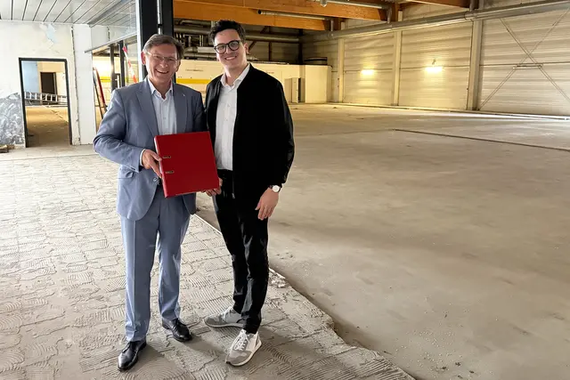 Hernes Oberbürgermeister Dr. Frank Dudda (l.) übergab die Genehmigung persönlich an Theaterdirektor Marvin Boettcher. | Foto: JB herne