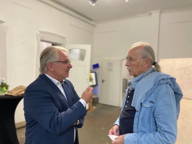 Künstlergespräch in der Schau zum Grundgesetz in der Reihe "KUNST &amp; EUROPA"  
OB Marc  Buchholz diskutiert mit Künstler Reinhard Fingerhut (Ausstellung "WIR KÖNNEN UNS AUF NICHTS BERUFEN") | Foto: Mülheimer Kunstverein KKRR