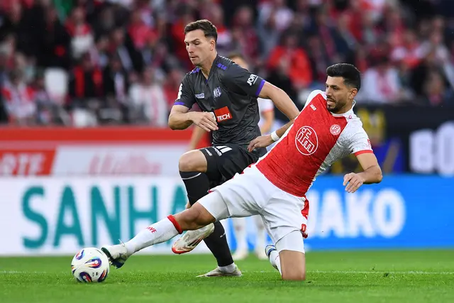 Zweikampfstark: RWE-Routinier Klaus Gjasula klärt vor Osnabrücks Robin Meißner. | Foto: Thorsten Tillmann/FFS