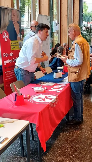 Viele Gespräche ergaben sich an den Informationsständen, wie hier beim Johanniter Hausnotruf…