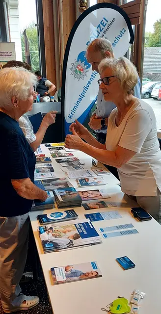 … oder am Informationsstand des Weißen Rings und der Kriminalprävention/ Opferschutz der Polizei Dortmund.