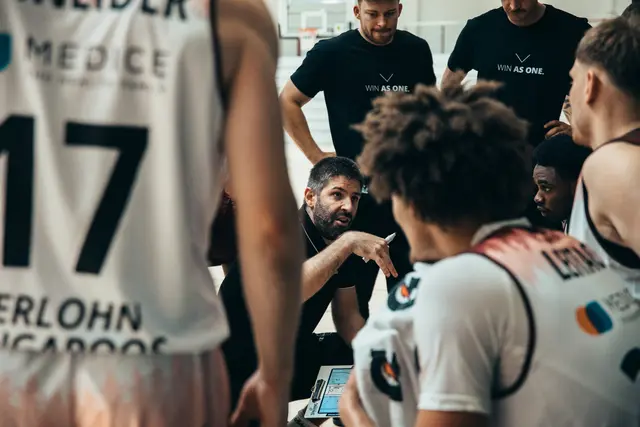Toni Prostran bei der Taktikbesprechung im Timeout | Foto: Calvin Vorsmann | cnipsr