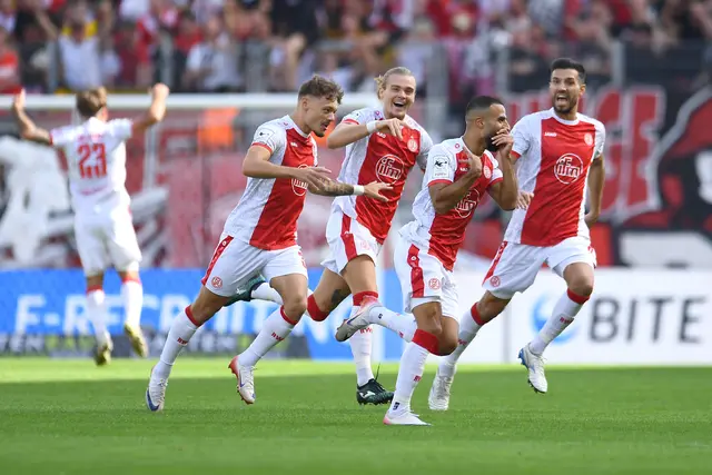 1:0 für RWE: Jannik Hofmann, Tom Moustier und Klaus Gjasula jubeln mit dem Torschützen Ramien Safi (2.v.r.) | Foto: Thorsten Tillmann/FFS