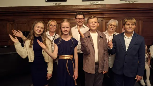 Das Kinderprinzenpaar samt Hofstaat wird durch die Session begleitet von Marion Herbertz (hinten von  links), Philipp Jüntgen und Brigitte Schlösser, alle Hildener Narrenakademie.
(vlnr) Hofdame Nele, Prinzessin Lotta, Prinz Malte und Adjutant Peter bekamen überschwänglichen Applaus. | Foto: Gerling