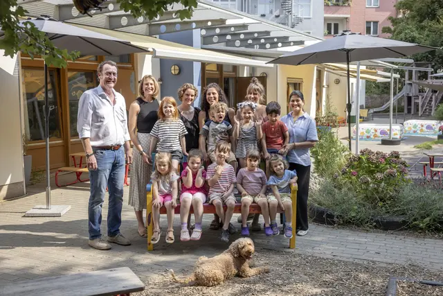 Vonovia Quartiersmanager Tilman Essner besuchte die Kindertagesstätte, um die Gestaltung der neuen Sonnenschutzmaßnahmen zu besprechen.   | Foto: Vonovia / Stachelhaus
