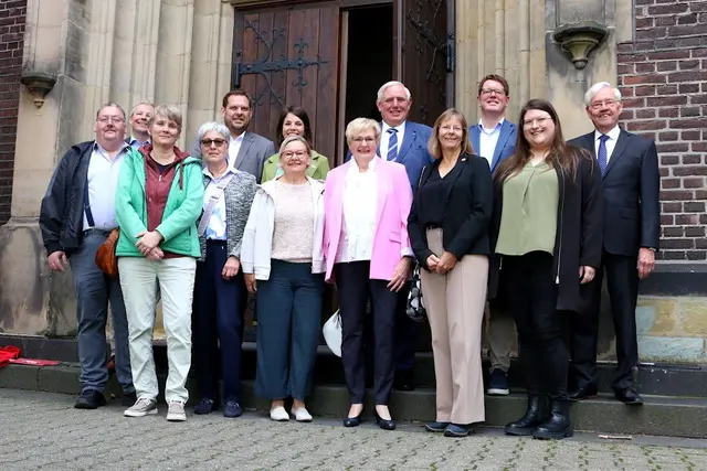 Wertschätzung fürs Ehrenamt: Minister Laumann, Oberbürgermeister Daniel Schranz (5.v.l.) und Diözesan-Caritasdirektorin Stefanie Siebelhoff (4.v.r.) gratulieren zu 100 Jahre Caritas Oberhausen | Foto: Hendrik Steimann 