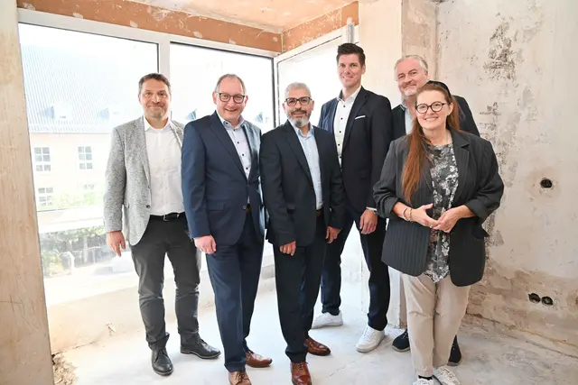 Freuen sich über ein neues Gesundheitszentrum mitten in Rees: Heino ten Brink, Geschäftsführer Gesundheitscampus Wesel, Reeser Bürgermeister Sebastian Hense, Dr. med. Dr. med. Mohammed Safi, Facharzt für Orthopädie, Martin Straatmann, Geschäftsbereichsleitung MVZ und stell. Geschäftsführer Gesundheitscampus Wesel, F. Patrick Wilbertz, Ärztliche Leitung MVZ Gesundheitscampus Wesel, Wirtschaftsförderin Stadt Rees Sandra Kimm-Hamacher. | Foto: @ Gesundheitscampus Wesel