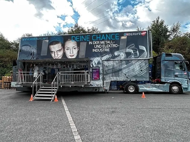 Der M+E InfoTruck machte auf Einladung des Märkischen Arbeitgeberverbandes (MAV) Station bei HJS. Foto: MAV