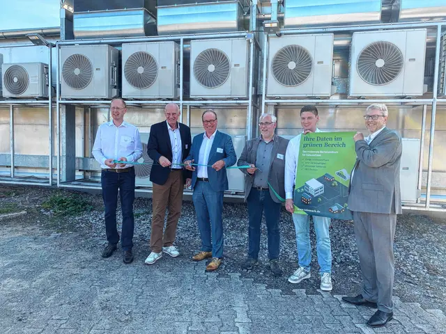 Michael Höpfner (Telemark), Matthias Lürbke (Geschäftsführer Stadtwerke Menden), Andreas Griehl (Geschäftsführer Telemark), Stefan Döbbe (Telemark), David Friedrichs  (Telemark) und Thomas Esselun (Telemark) bei der Eröffnung des Rechenzentrums in Menden. Foto: Telemark