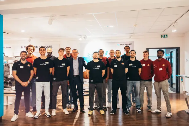 J. Wolfgang Kirchhoff mit dem Team der Iserlohn Kangaroos. | Foto: cnipsr