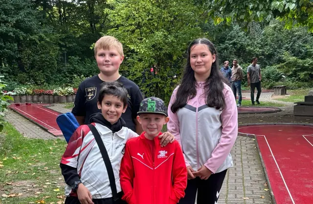 Die "Alten" (hinten, v.l. Mika Grajek, Sonja Knoll) und die "Jungen" (vorne v.l. Can-Josha Henke, Lio Lewandowski).