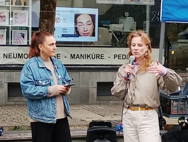 Foto: Karikatur im Stile von James Rizzi nach einer Idee von Didi van Frits, KI-generiert mit ChatGPT Version 5.1