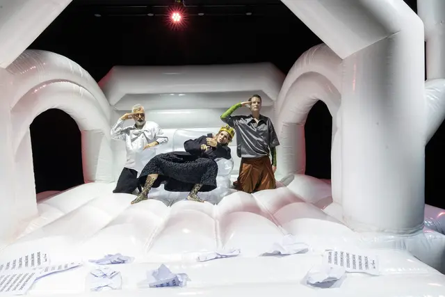 Ein äußerst ungewöhnliches und dennoch völlig stimmiges Bühnenbild von Marleen Johow kommt in der gelungenen Inszenierung von Alina Fluck zum Einsatz. Szene mit (von links): Mansur Ajang, Silvia Weiskopf und Christopher Heisler. | Foto: Fatih Kurçeren