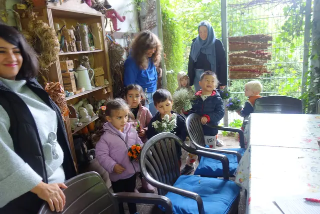 Ebru Fidan li. Erzieherin mit Kita-Kindern, Chris Wortmann -Lehrerin, vorne mit Kopftuch Nursena Fidan. | Foto: Privat