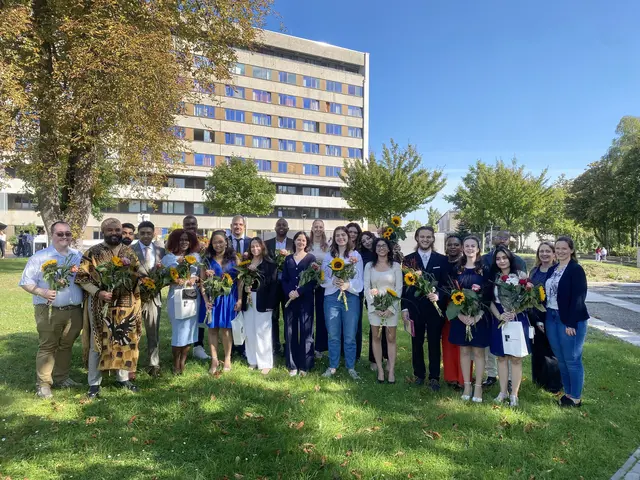 Freuen sich über ihr bestandenes Examen: die Auszubildenden der Pflegefachschule des EvK Witten. 