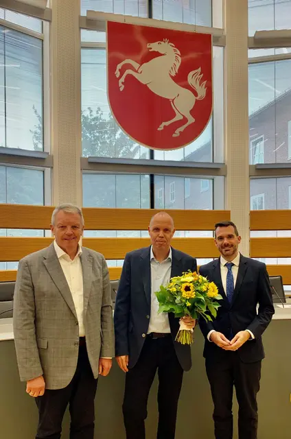 Freuen sich über die einstimmige Wahl des LWL-Krankenhausausschusses: (v.l.) Ausschussvorsitzender Wolfgang Diekmann, Dr. Ralf Hanswillemenke und LWL-Krankenhausdezernent Dr. Emanuel Wiggerich.
Foto: LWL/Fechtner | Foto: Foto: LWL 