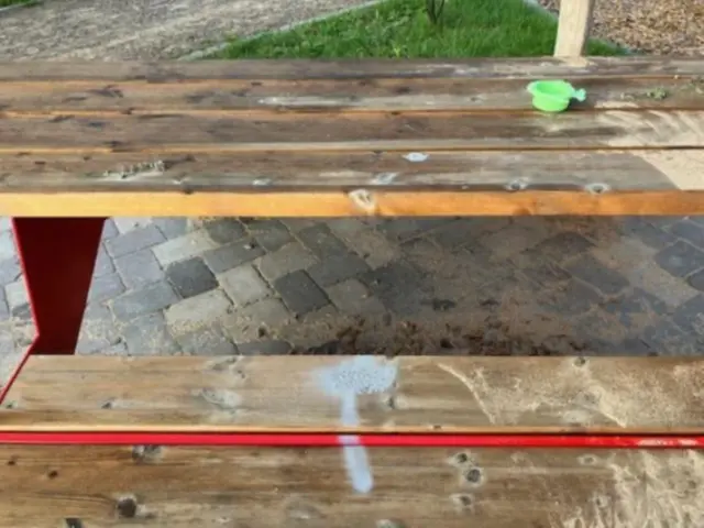 Mit Sprühfarbe wurde diese Bank beschmiert | Foto: Kreispolizeibehörde Kleve