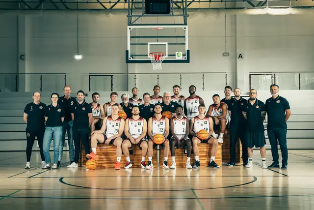 Hintere Reihe: Physiotherapeut Lukas Bickmann, Mannschafts-Ärztin Friederike Brenne, Mannschafts-Arzt Dr. Thomas Keienburg, Head-Coach Toni Prostran, Tim Schneider, Julius Gebauer, Mannschafts-Arzt Roderich Brenne, Tyson Leitao, Mannschafts-Arzt Burkhard Weber, Malik Diagne, Geschäftsführer Michael Dahmen, Kevin Strangmeyer, Sadiq Ajagbe, Jordan Iloanya, Sporttherapeut Nigel Femmer, Assistant Coach Torsten Jung, Athletic Coach Sascha Vogt, Mannschafts-Arzt Mevait Arapi. Vordere Reihe: Christopher Schultz, Daniel Zacek, Ruben Dahmen, Glynn "Trey" Hubbard III, David Pavljak. | Foto: Calvin Vorsmann, cnipsr